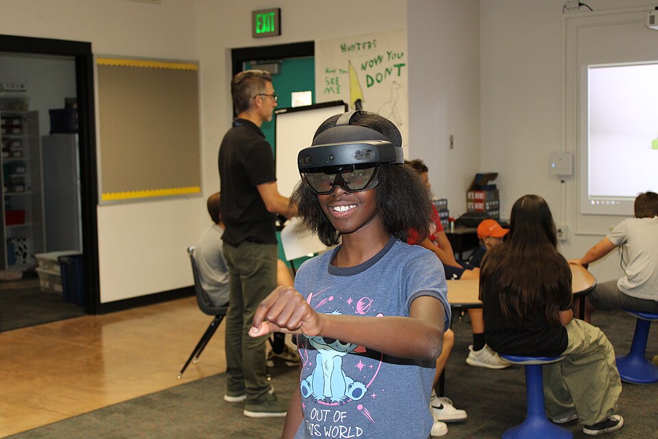 Étudiant explorant un environnement avec un casque de réalité virtuelle